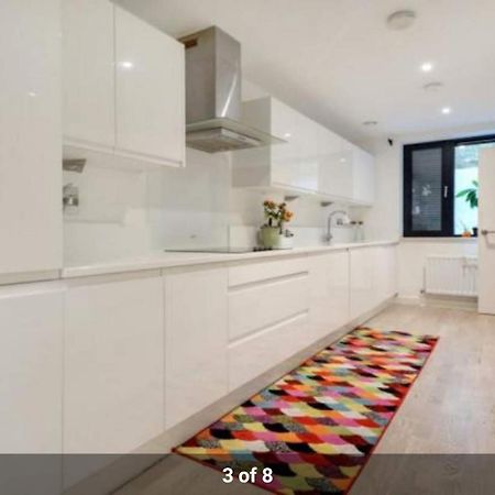 London Holiday Home Newly Refurbished - Entire 4 Bedroom Private House With Kitchen, Living Room & Private Garden - 1 Cape House London, Within 30 Mins From Central London, London Bridge & Canary Wharf Kültér fotó