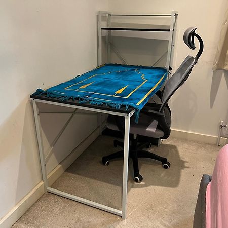 London Holiday Home Newly Refurbished - Entire 4 Bedroom Private House With Kitchen, Living Room & Private Garden - 1 Cape House London, Within 30 Mins From Central London, London Bridge & Canary Wharf Kültér fotó