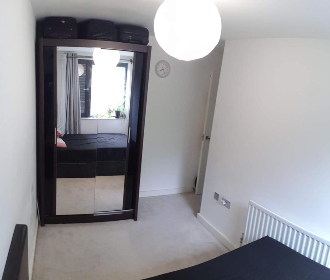 London Holiday Home Newly Refurbished - Entire 4 Bedroom Private House With Kitchen, Living Room & Private Garden - 1 Cape House London, Within 30 Mins From Central London, London Bridge & Canary Wharf Kültér fotó