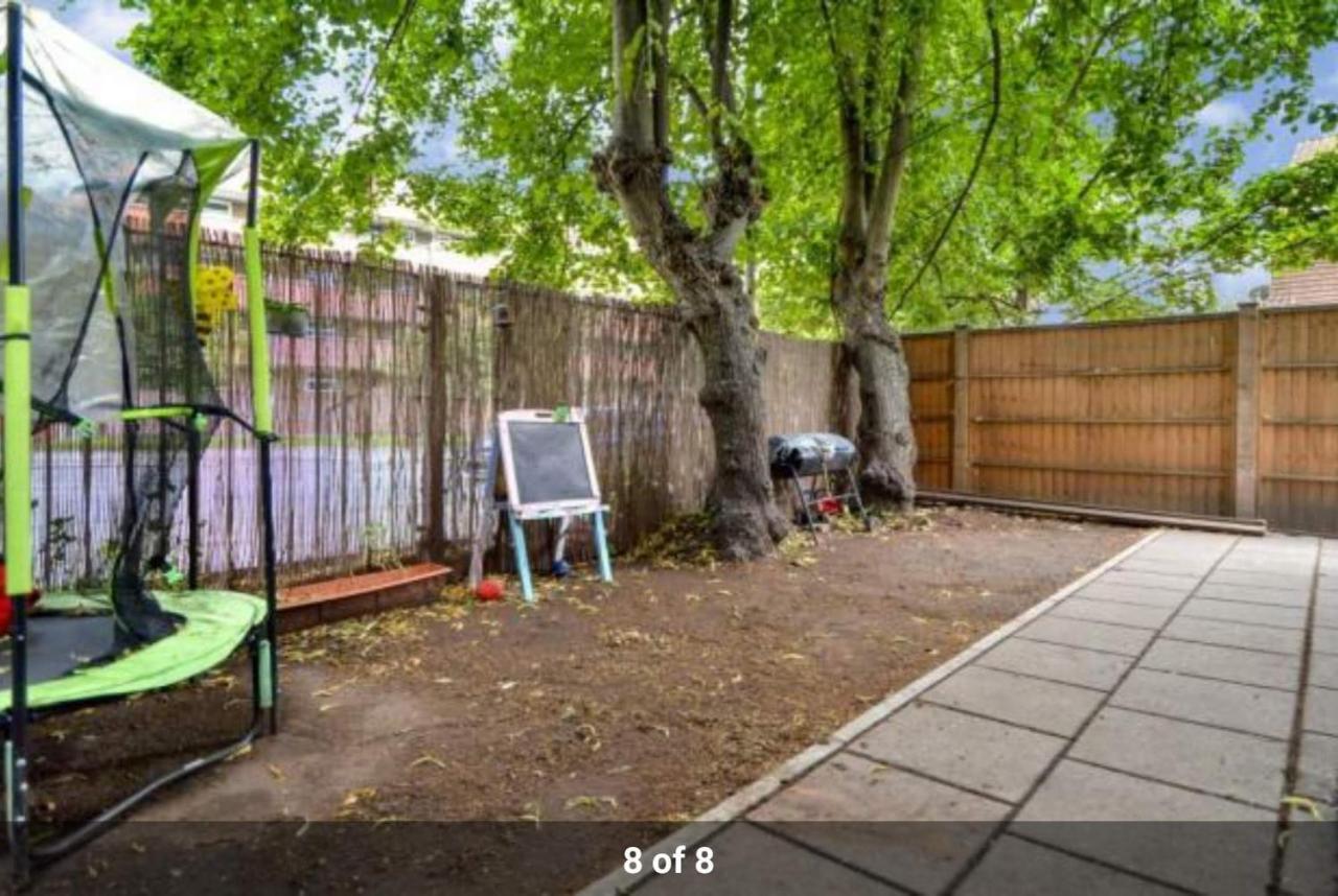London Holiday Home Newly Refurbished - Entire 4 Bedroom Private House With Kitchen, Living Room & Private Garden - 1 Cape House London, Within 30 Mins From Central London, London Bridge & Canary Wharf Kültér fotó