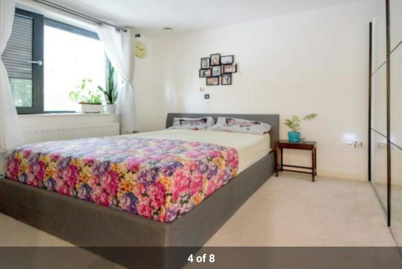 London Holiday Home Newly Refurbished - Entire 4 Bedroom Private House With Kitchen, Living Room & Private Garden - 1 Cape House London, Within 30 Mins From Central London, London Bridge & Canary Wharf Kültér fotó