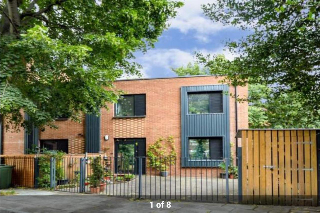 London Holiday Home Newly Refurbished - Entire 4 Bedroom Private House With Kitchen, Living Room & Private Garden - 1 Cape House London, Within 30 Mins From Central London, London Bridge & Canary Wharf Kültér fotó