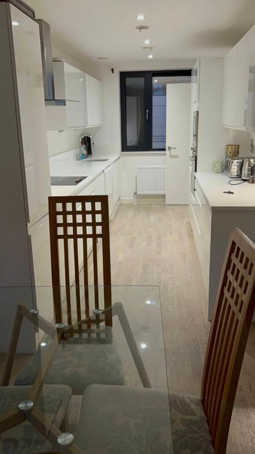 London Holiday Home Newly Refurbished - Entire 4 Bedroom Private House With Kitchen, Living Room & Private Garden - 1 Cape House London, Within 30 Mins From Central London, London Bridge & Canary Wharf Kültér fotó