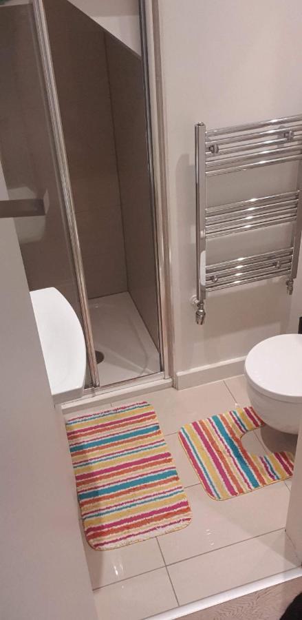 London Holiday Home Newly Refurbished - Entire 4 Bedroom Private House With Kitchen, Living Room & Private Garden - 1 Cape House London, Within 30 Mins From Central London, London Bridge & Canary Wharf Kültér fotó