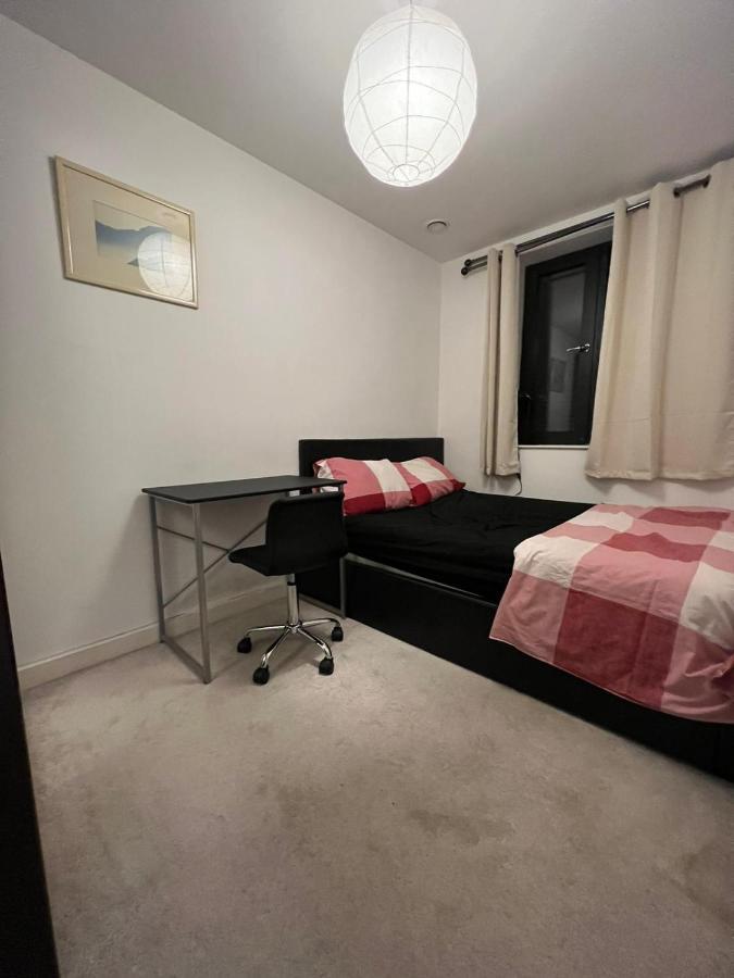 London Holiday Home Newly Refurbished - Entire 4 Bedroom Private House With Kitchen, Living Room & Private Garden - 1 Cape House London, Within 30 Mins From Central London, London Bridge & Canary Wharf Kültér fotó