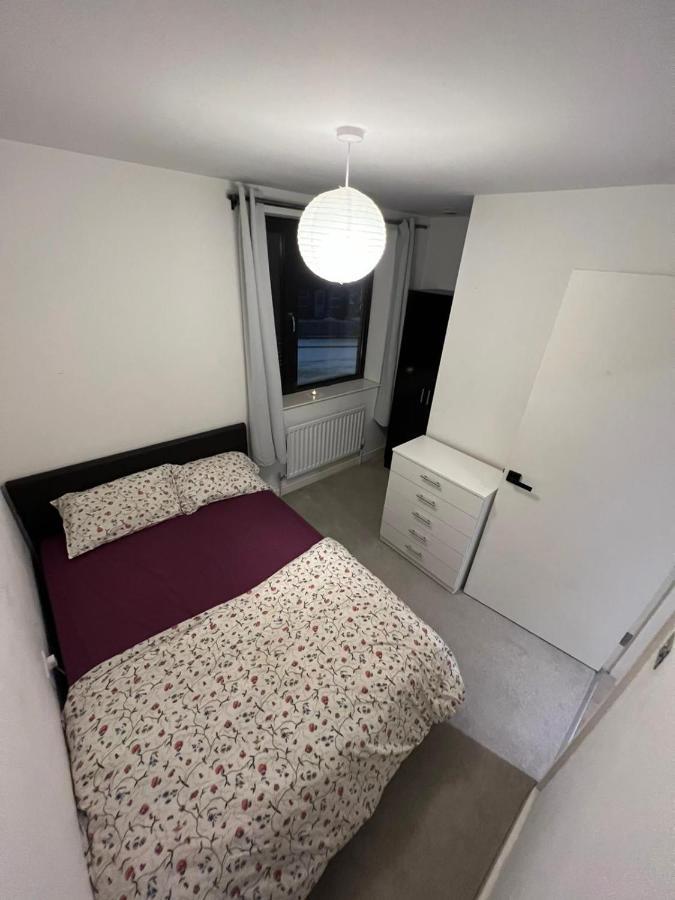 London Holiday Home Newly Refurbished - Entire 4 Bedroom Private House With Kitchen, Living Room & Private Garden - 1 Cape House London, Within 30 Mins From Central London, London Bridge & Canary Wharf Kültér fotó