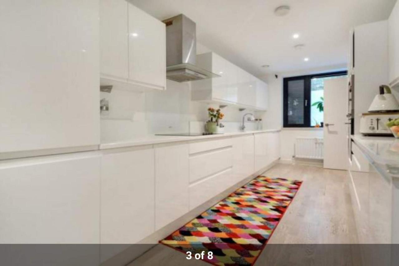 London Holiday Home Newly Refurbished - Entire 4 Bedroom Private House With Kitchen, Living Room & Private Garden - 1 Cape House London, Within 30 Mins From Central London, London Bridge & Canary Wharf Kültér fotó