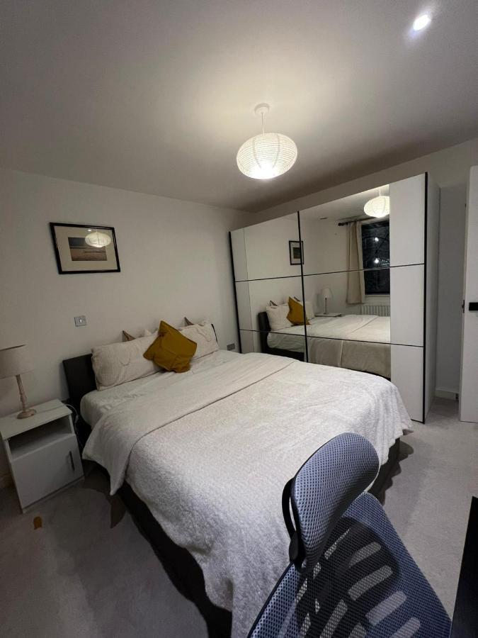 London Holiday Home Newly Refurbished - Entire 4 Bedroom Private House With Kitchen, Living Room & Private Garden - 1 Cape House London, Within 30 Mins From Central London, London Bridge & Canary Wharf Kültér fotó