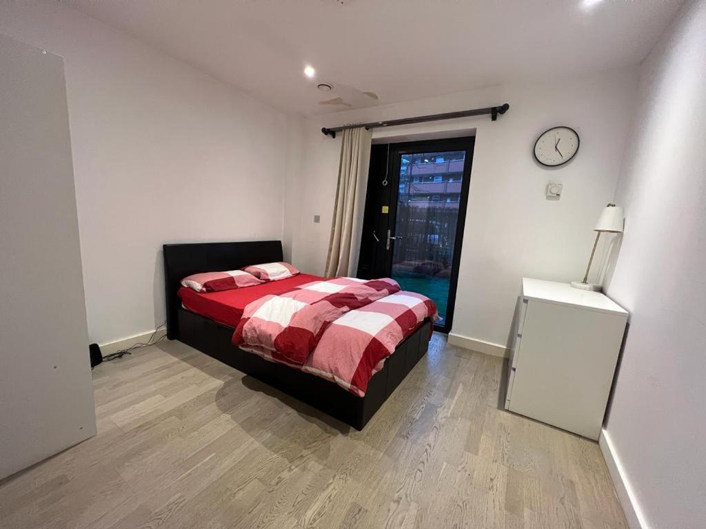 London Holiday Home Newly Refurbished - Entire 4 Bedroom Private House With Kitchen, Living Room & Private Garden - 1 Cape House London, Within 30 Mins From Central London, London Bridge & Canary Wharf Kültér fotó