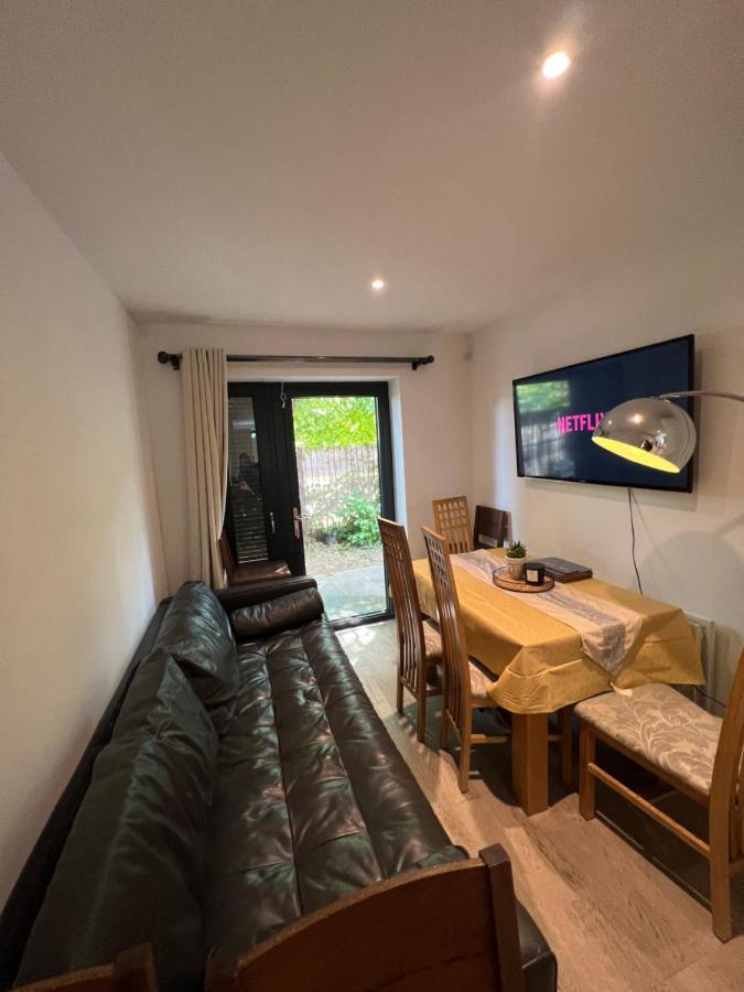 London Holiday Home Newly Refurbished - Entire 4 Bedroom Private House With Kitchen, Living Room & Private Garden - 1 Cape House London, Within 30 Mins From Central London, London Bridge & Canary Wharf Kültér fotó